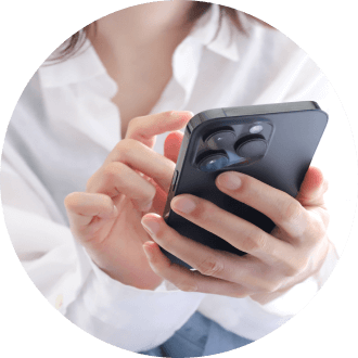 スマホを使用している女性