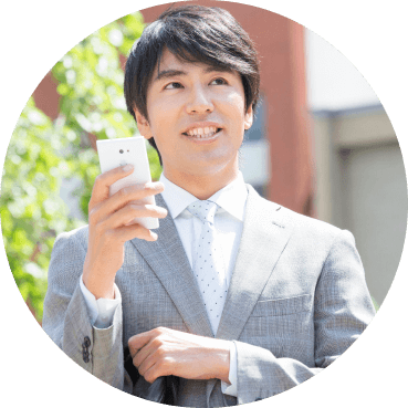 電話を持っている男性