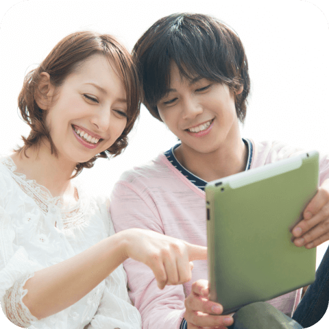 タブレットを見ている男女