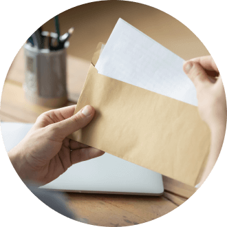 封筒を持っている男性