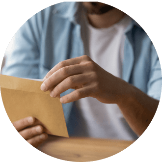 封筒を持っている男性