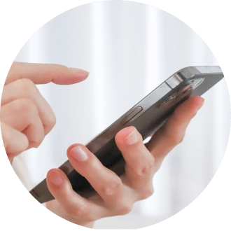 スマホを使用している人