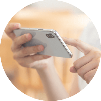 電話を持っている女性